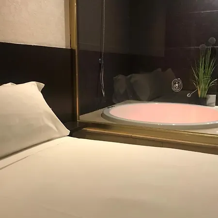Punt 14 Love hotel *